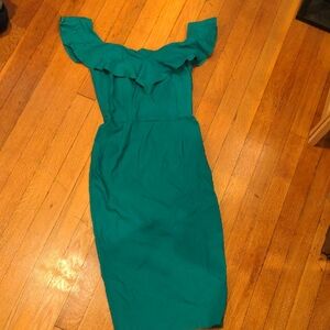 Chic Emerald Green Off-Shoulder Midi Dress